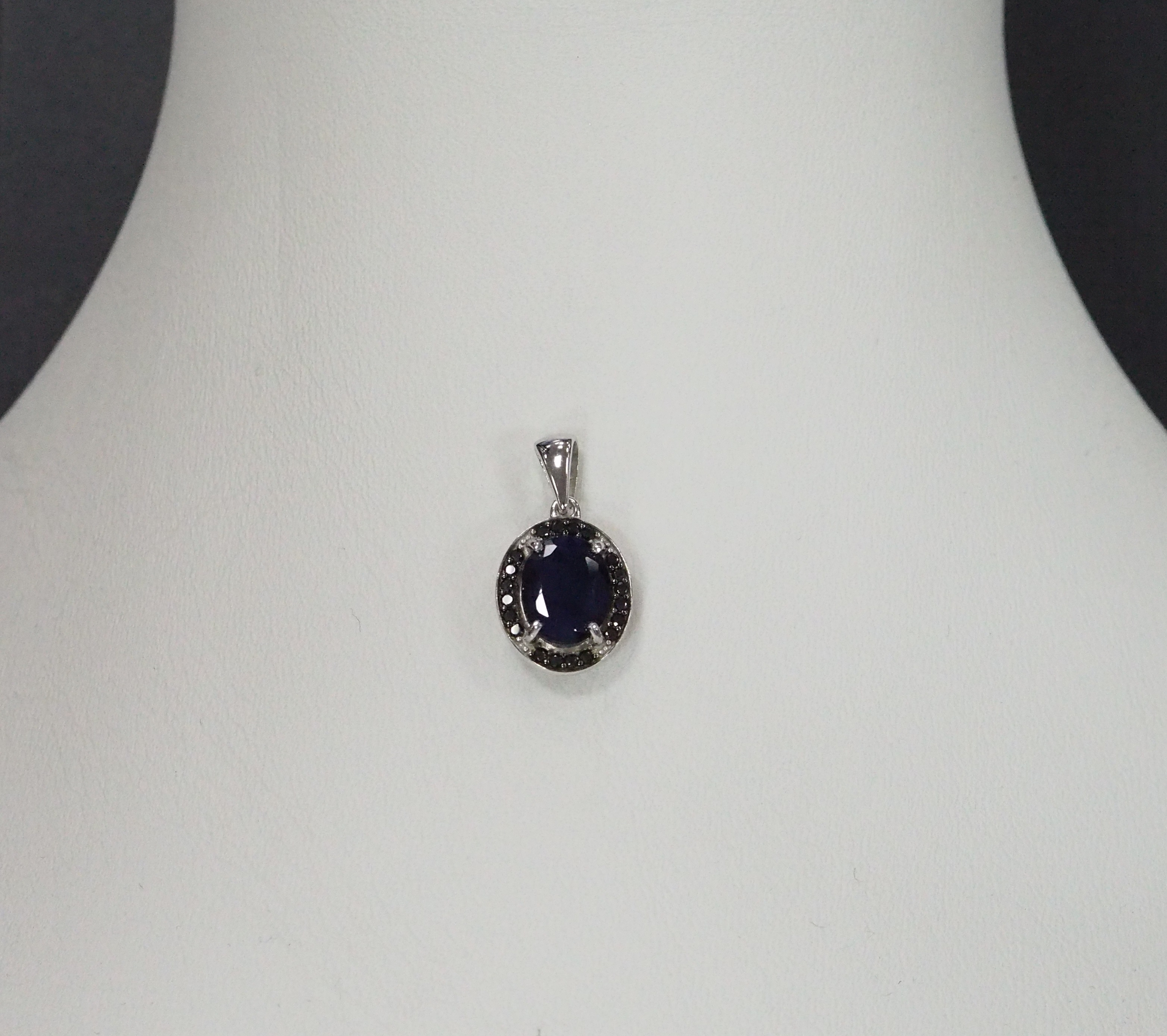 Серебряная подвеска с сапфиром